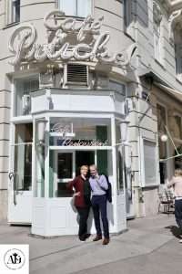 Read more about the article Die spektakuläre Wiedereröffnung des Kellertheaters mit dem neuen Namen ‚Stella‘ im Café Prückel